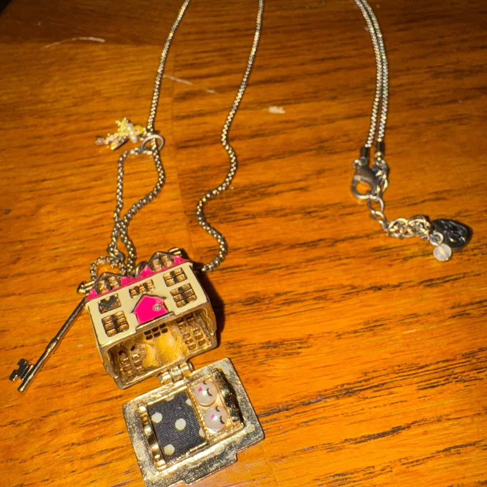 Betsey Johnson Long Pendant House Necklace Hinged to Reveal *VINTAGE, RARE FIND* - Picture 16 of 16
